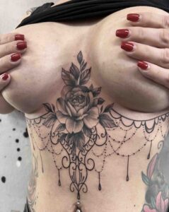 Schönes Underboob Mandala Tattoo in Wolfenbüttel